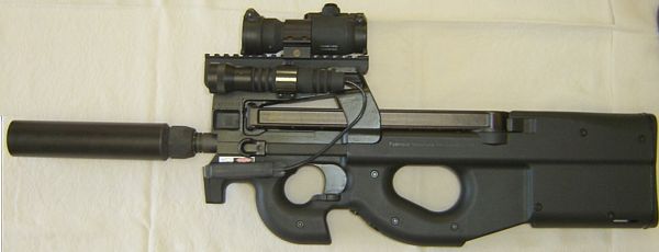 FN P90 TR (triple rail) с установленными нештатным оптическим прицелом, тактическим фонарем и глушителем